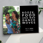 Funny Budget Foto Wedding Save the Date Aankondigingskaart<br><div class="desc">Je gasten zullen het niet kunnen weerstaan om te lachen wanneer ze deze unieke bewaar de datumkaart in de mail ontvangen. Het is de ideale manier om hen te laten weten dat uw bruiloft draait om vreugde, geweldig gezelschap en een feest om te onthouden. Zwart-wit typografie ontwerp met uw foto...</div>