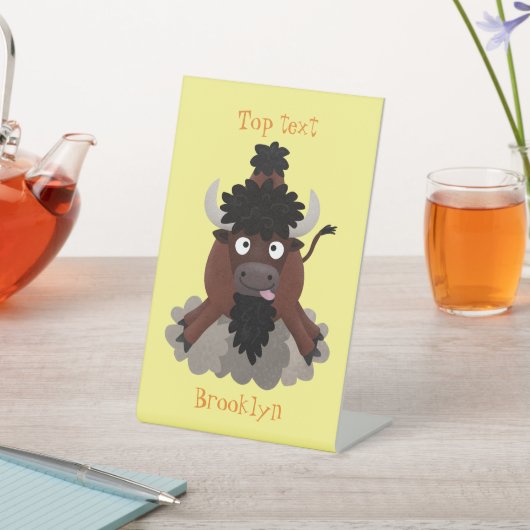 Funny buffalo bison cartoon illustratie reclamebord met voetstuk (Insitu)
