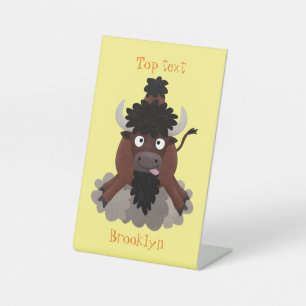 Funny buffalo bison cartoon illustratie reclamebord met voetstuk