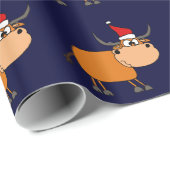 Funny Bull in Santa Hat-kerstontwerp Cadeaupapier (Rol Hoek)
