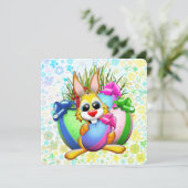 Funny Bunny biting an Easter Egg Bedankkaart (Staand voorkant)