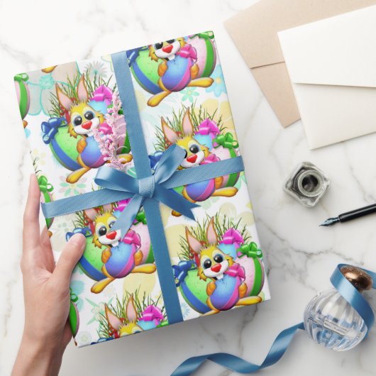 Funny Bunny biting an Easter Egg Cadeaupapier (Geschenken)