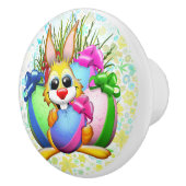 Funny Bunny biting an Easter Egg Keramische Knop (Rechts)