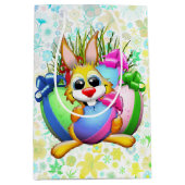 Funny Bunny biting an Easter Egg Medium Cadeauzakje (Voorkant)