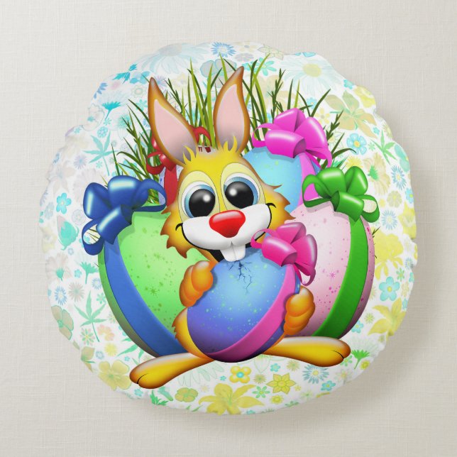 Funny Bunny biting an Easter Egg Rond Kussen (Voorkant)