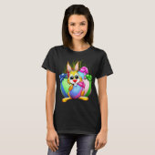 Funny Bunny biting an Easter Egg T-shirt (Voorkant volledig)