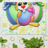 Funny Bunny biting an Easter Egg Theedoek (Gevouwen)