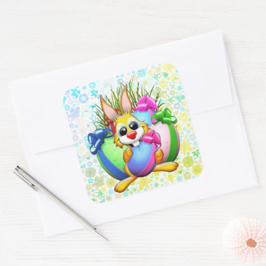 Funny Bunny biting an Easter Egg Vierkante Sticker (Envelop)