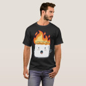 Funny Burning Marshmallow Camping Gift voor Camper T-shirt (Voorkant volledig)