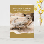 Funny Camouflaged Lizard in a Tweed Pet Birthday Kaart (Gele Bloem)