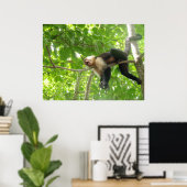 Funny Capuchin Monkey in een boom Poster (Thuiskantoor)
