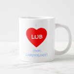 Funny Cardiologias Lub Dub Beating Heart Grote Koffiekop<br><div class="desc">Grappig Cardiologen Lub Dub Beating Heart Klinkt Giant Coffee Mok kenmerkt het geluid dat elke dokter en student geneeskunde kent. Cute mok zegt: "I LUB (dub) Cardiology!" Ideaal voor iedereen die werkt voor een cardioloog... zoals verpleegkundigen, cardio-technici, medische receptionisten, of die met een hartchirurg getrouwd is. Of hoe zit het...</div>