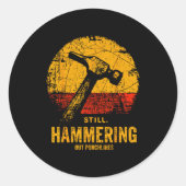 Funny Carpenter Still Hammering Out Punchlines Vin Ronde Sticker (Voorkant)