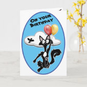 Funny cartoon cat vliegt in een blauwe hemel. kaart (Gele Bloem)