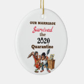 Funny Cartoon Couple Marriage 2020 Quarantine Keramisch Ornament (Rechts)