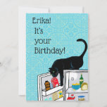 Funny Cat 9 Lives Personalized Birthday Kaart<br><div class="desc">Het is je verjaardag! Ga je gang, doe alsof het de eerste van je negen levens is. Een zwarte kat krijgt de koelkast open voor de droom, ik bedoel crème. De tegels van Turquoise en de gedetailleerde inhoud van de koelkast voegen aan de charm en de humor van deze kaart...</div>