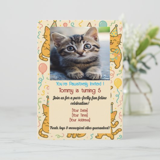 Funny Cat Birthday Invitation Kaart – Aangepaste f (Staand voorkant)