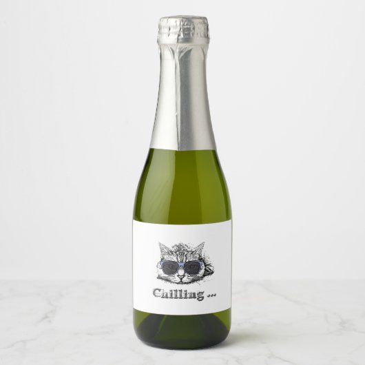 Funny Cat Chilling with Cute Sunbril Sparkling Wijnetiket (Voorkant)