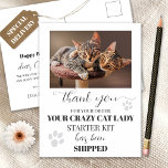 Funny Cat Custom Photo Birthday Briefkaart<br><div class="desc">Een leuk briefkaart voor kattenverjaardagsfelicitaties met je aangepaste foto met een eenvoudige witte framing met lichtgrijze kattenpootafdrukken. Op de achterzijde is een speciaal etiket voor levering. Geweldig voor een kattenliefhebber.</div>