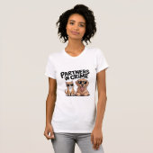 Funny Cat & Dog T-Shirt – “Partners in Crime”  (Voorkant volledig)