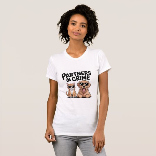 Funny Cat & Dog T-Shirt – “Partners in Crime” (Voorkant volledig)