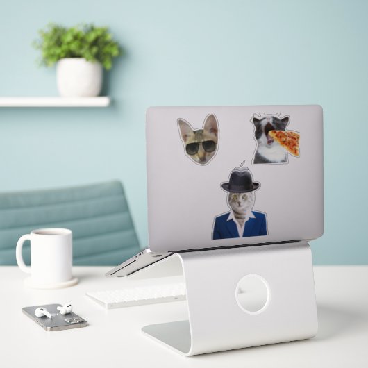 Funny Cat Eating Pizza Sticker (Laptop op bureau)