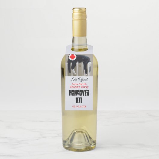 Funny Cat Hangover Groom Party Bottle Hanger (Op fles)