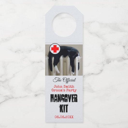 Funny Cat Hangover Groom Party Bottle Hanger (Voorkant)