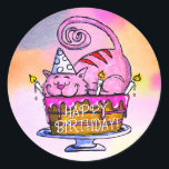 Funny Cat Happy Birthday Cake en Candles Ronde Sticker<br><div class="desc">Een leuke Birthday kattenillustratie. Deze stickers zijn perfect voor brieven, pakketten, cadeautassen en nog veel meer en zorgen ervoor dat de dag van de ontvanger wordt opgehelderd. Ik hoop dat het je gelukkig maakt. . Dat is mijn doel en mijn passie! ⭐ U kunt creatief zijn en al mijn design...</div>