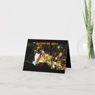 Funny cat in herfst gebladerte Happy Halloween Feestdagen Kaart