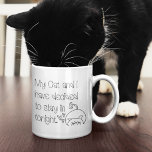 Funny Cat Lovers Pardon Quote Koffiemok<br><div class="desc">Een leuk ontwerp voor kattenliefhebbers met het humoristische feliene excuus, Mijn kat en ik hebben besloten vanavond in te blijven, met informele zwarte typografie en een schattige lijntekening van een kat met hartmotieven. Dat zou ook een groot cadeau zijn voor uw vrienden en familie die van elkaar houden! Eenvoudig persoonlijk...</div>