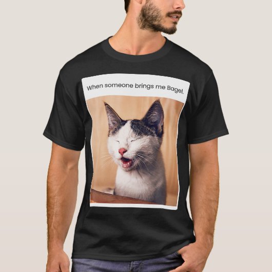 Funny Cat Meme When Someone Brings Me Bagel T-shirt (Voorkant)