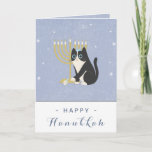 Funny Cat Menorah en Dreidel Happy Hanukkah Blue Kaart<br><div class="desc">Verras je vrienden en familie met dit elegante,  Hanukkah-wenskaart. Wijzig de tekst eenvoudig door op de optie "Deze sjabloon personaliseren" te klikken.</div>