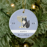 Funny Cat Menorah en Dreidel Happy Hanukkah Blue Keramisch Ornament<br><div class="desc">Vernietig je kerstboom met deze schattige,  Hanukkah-herenvormer! Wijzig de tekst eenvoudig door op de optie "Deze sjabloon personaliseren" te klikken.</div>