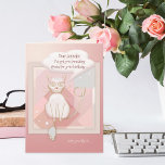 Funny Cat met Mouse Birthday Kaart<br><div class="desc">Een humoristische kattenverjaardagskaart in zachte pastels en wazige roze en perzikkleurig. De kat doet iets katten: een dode muis aanbieden als speciaal cadeau! :-</div>