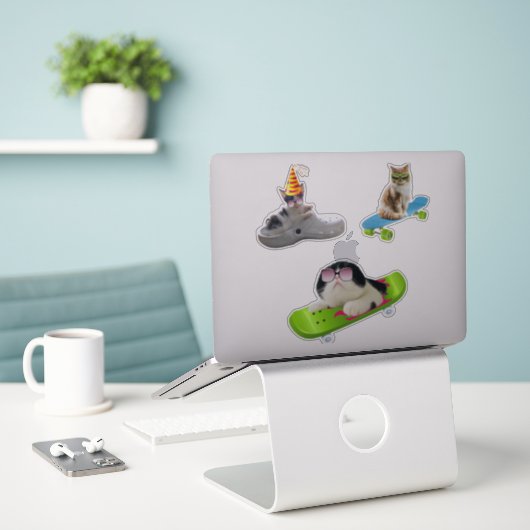 Funny Cat on Skateboard Sticker (Laptop op bureau)