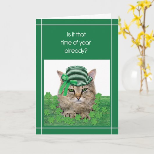 Funny Cat op St. Patrick’s Day met Groen Pet Strop Kaart (Gele Bloem)