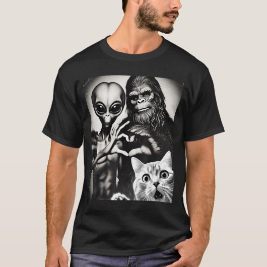 Funny Cat Selfie With Romantic Bigfoot In Love Wit T-shirt (Voorkant)