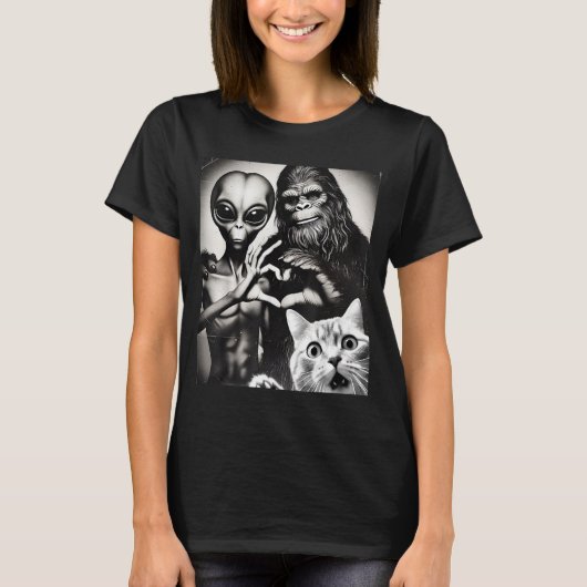 Funny Cat Selfie With Romantic Bigfoot In Love Wit T-shirt (Voorkant)