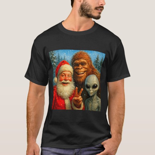 Funny Cat Selfie With Santa Claus & Bigfoot Me T-shirt (Voorkant)