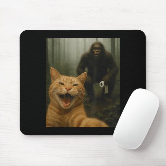 Funny Cat Surprised Happy Selfie With Bigfoot Sasq Muismat (Met muis)