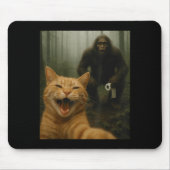 Funny Cat Surprised Happy Selfie With Bigfoot Sasq Muismat (Voorkant)