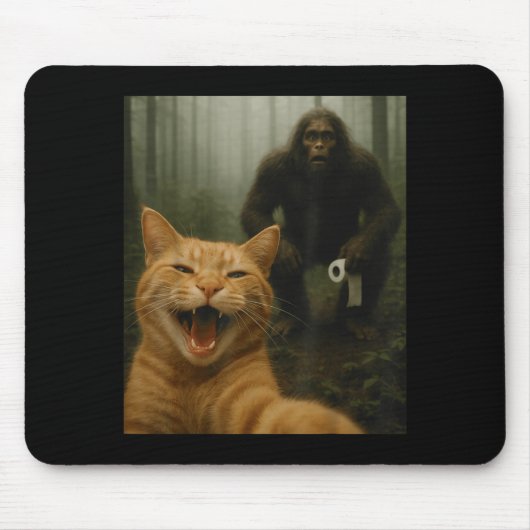 Funny Cat Surprised Happy Selfie With Bigfoot Sasq Muismat (Voorkant)