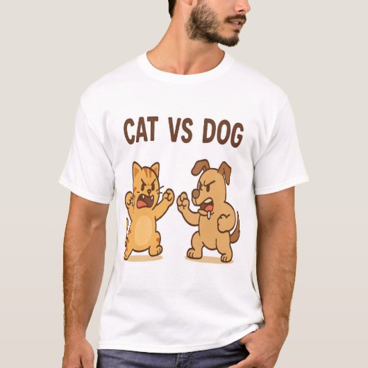 Funny Cat vs Dog Cartoon Fight T-shirt-Schattigee  T-shirt (Voorkant)