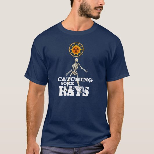 Funny Catching some Rays Skeleton T-Shirt (Voorkant)