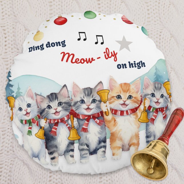 Funny Cats Waterverf Gepersonaliseerde Kerst Rond Kussen (A round pillow with funny cartoon of cats playing their favorite Christmas carol on hand bells)