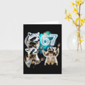 Funny Chaotic Raccoon Howling At 67 Cosmic Six Sev Kaart (Gele Bloem)