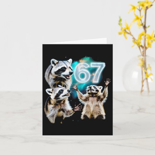 Funny Chaotic Raccoon Howling At 67 Cosmic Six Sev Kaart (Gele Bloem)