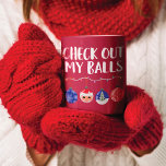 Funny check My Balls kerstversieringen uit Koffiemok<br><div class="desc">Dit grappige en feestelijke ontwerp is perfect voor het vakantieseizoen. De uitdrukking "Check out my Balls" staat op de cover met een reeks kerstverlichting en vier ornamenten. De ornamenten zijn een sneeuwvlok, kerstman, boom en decoratief ornament met een kleurenschema van blauw, wit, rood, zwart en groen. Het is hilarisch, schattig...</div>