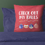 Funny check My Balls kerstversieringen uit Kussen<br><div class="desc">Dit grappige en feestelijke ontwerp is perfect voor het vakantieseizoen. De uitdrukking "Check out my Balls" staat op de cover met een reeks kerstverlichting en vier ornamenten. De ornamenten zijn een sneeuwvlok, kerstman, boom en decoratief ornament met een kleurenschema van blauw, wit, rood, zwart en groen. Het is hilarisch, schattig...</div>